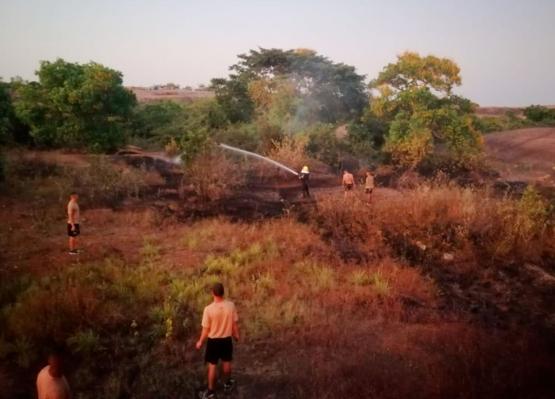 Armada de Colombia realiza labores para mitigar incendio en Puerto Carreño