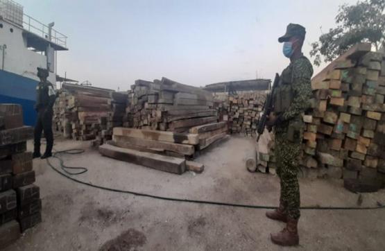 Armada de Colombia captura cinco sujetos por extracción ilícita de diésel marino.
