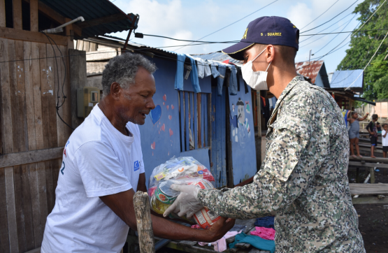 Armada y Ejército entregan ayudas humanitarias a familias menos favorecidas de Tumaco 