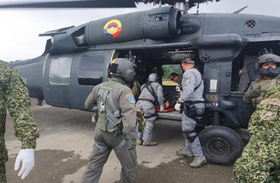 Armada de Colombia brinda asistencia humanitaria a indígena Wounaan herido por artefacto explosivo improvisado.