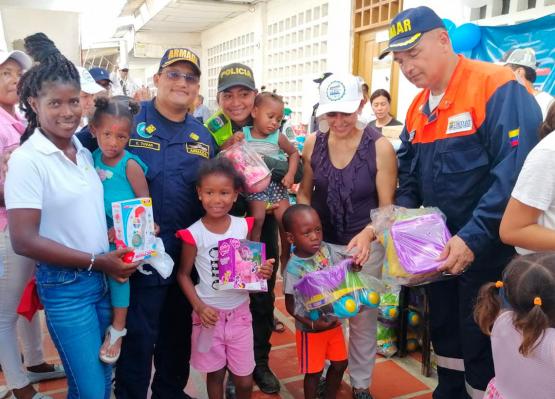 Armada de Colombia adelanta la Navidad a pobladores del Canal del Dique