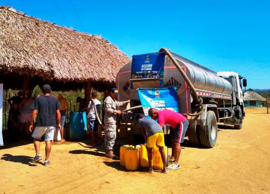 Armada de Colombia entrega 46.000 litros de agua potable en Córdoba y Bolívar