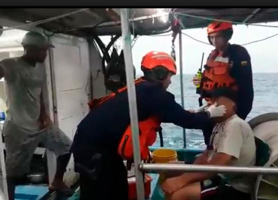  Armada Nacional brinda asistencia a 4 personas que llevaban tres días a la deriva en el Pacífico 