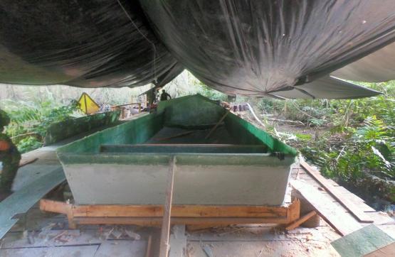 Armada de Colombia halla 2 semisumergibles al interior de un astillero ilegal en la costa nariñense