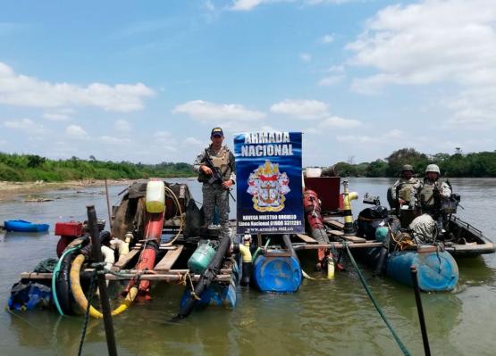 Armada de Colombia incauta 7 dragas en una operación de control fluvial en Antioquia