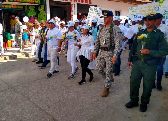 Armada de Colombia presente en la marcha  por la paz en San Onofre, Sucre