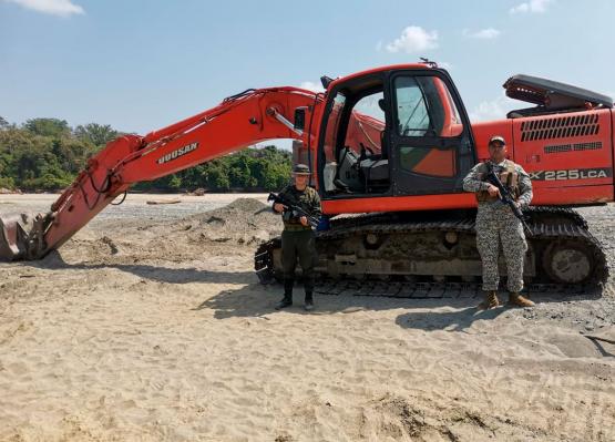 Fuerza Pública destruyó 12 dragas utilizadas para la minería ilegal en el río Cauca