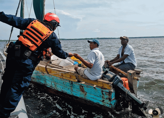 Armada de Colombia rescata cuatro personas en emergencia en altamar