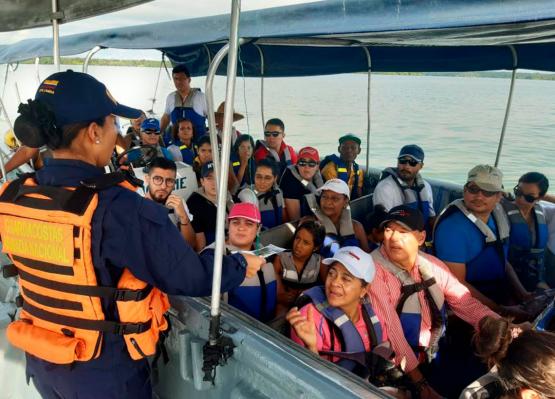 Unidades de Guardacostas con turistas en el Pacífico colombiano