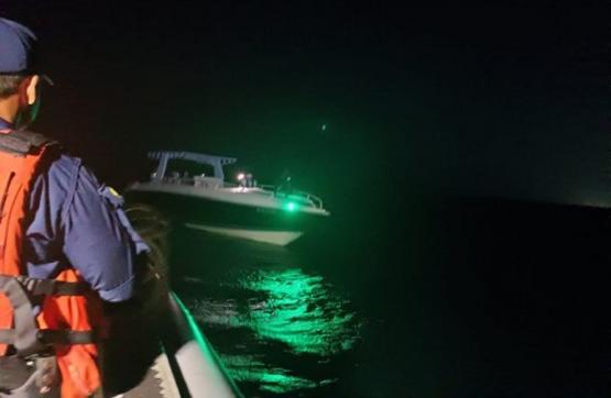 Armada de Colombia asiste a 12 personas en emergencia en el mar Caribe