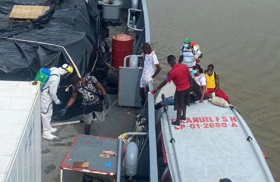 Armada de Colombia entrega 133 toneladas de ayudas humanitarias en Timbiquí, Cauca 