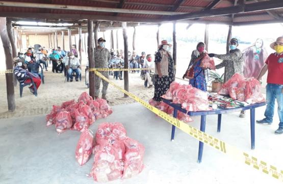  Armada de Colombia apoya entrega de ayudas humanitarias para indígenas Wayúu en La Guajira