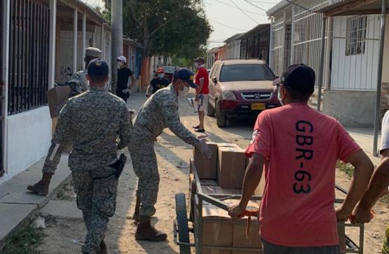 Armada de Colombia entrega ayudas humanitarias en el Caribe 