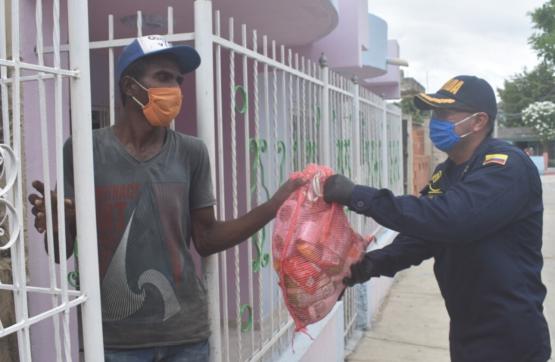 Armada de Colombia apoya en la entrega de más de 11.000 ayudas humanitarias en Cartagena