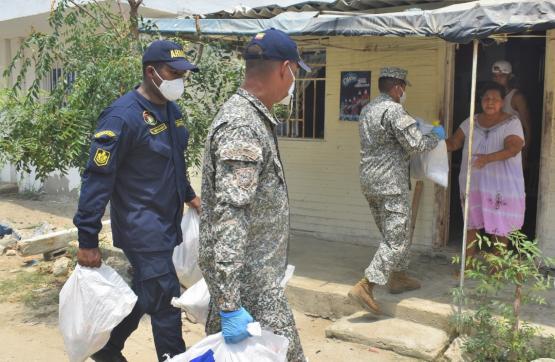 La Armada de Colombia continúa llevando  ayudas humanitarias a los Cartageneros