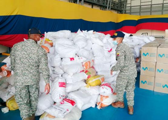 Armada de Colombia entrega ayudas humanitarias en Leticia, Amazonas