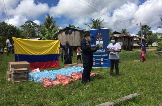 Armada de Colombia lleva ayuda humanitaria a comunidades indígenas del Amazonas
