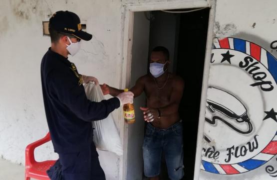 Armada de Colombia apoya la entrega de más de 5.300 unidades de ayuda humanitaria en Cartagena