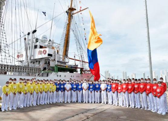 Cadetes profesionales culminaron entrenamiento a bordo del buque ARC Gloria