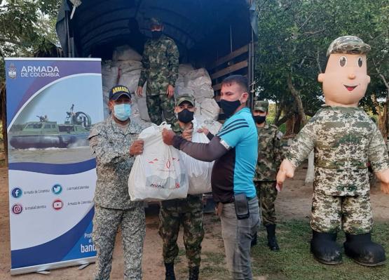 Armada de Colombia entrega ayudas humanitarias en Arauca 