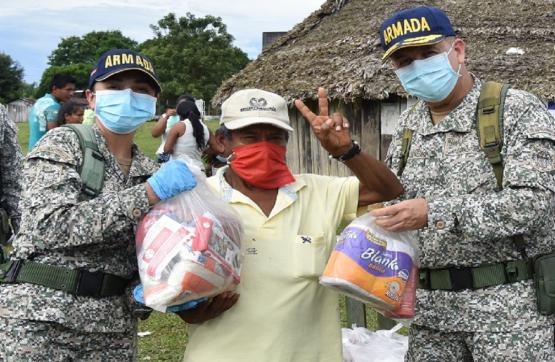 Armada de Colombia entrega ayuda humanitaria a comunidad indígena de Putumayo