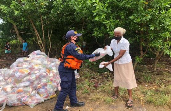 Armada de Colombia entrega ayudas Humanitarias, en Bolívar