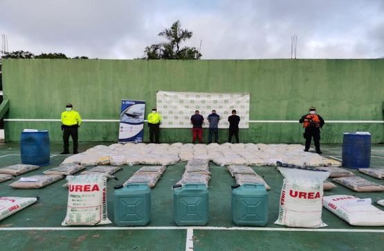 Armada de Colombia incautó 5,6 toneladas de insumos sólidos en el Amazonas