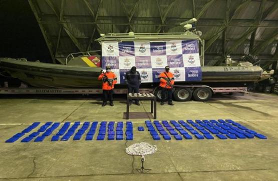  Armada de Colombia neutraliza cargamento de narcóticos en un buque que tendría como destino México