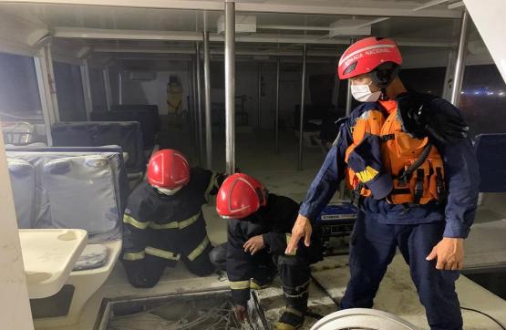  Armada de Colombia mitiga incendio a bordo de una embarcación en San Andrés isla