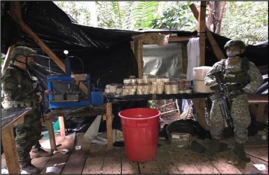 Fuerzas Militares destruyen dos toneladas de cocaína halladas en complejo para su producción, en Tumaco