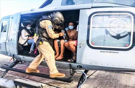 Armada de Colombia realiza evacuación médica de un hombre desde isla de Providencia hasta San Andrés