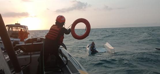 Armada de Colombia rescata a un adulto mayor que se encontraba a la deriva a 2,3 millas de la costa