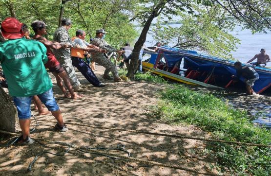 Armada de Colombia rescata 11 turistas que habían naufragado 