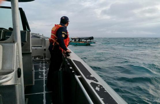 Armada de Colombia rescató a diez personas a la deriva en aguas del pacífico sur