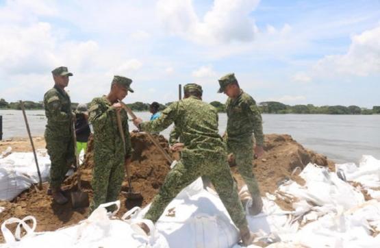 Armada de Colombia apoya emergencia por derrumbe de muro de contención del río Magdalena