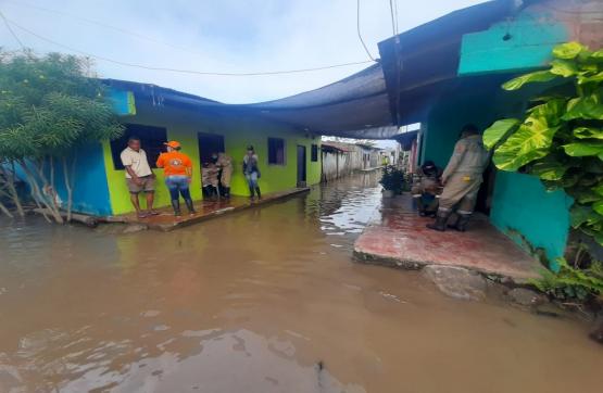  Damnificados de La Mojana sucreña reciben atención de emergencia por la creciente del río Cauca