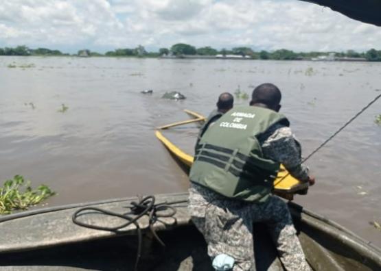 Armada de Colombia atiende emergencia tras naufragio de la embarcación sobre el río Magdalena