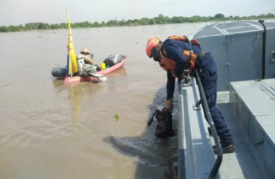 Armada de Colombia brinda seguridad a ambientalista en el Río Magdalena