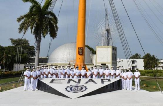 Cadetes de buque peruano visitan la escuela Naval