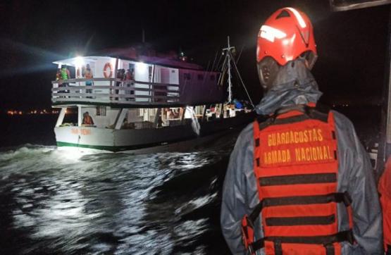Armada de Colombia rescata 25 personas durante emergencia en el mar