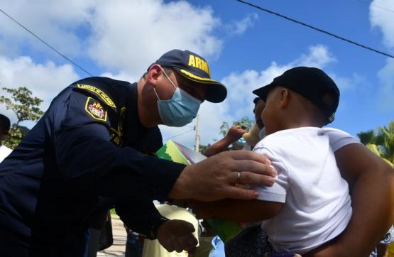 Armada de Colombia y Ejército Nacional entregan 1.000 regalos a niños de Providencia