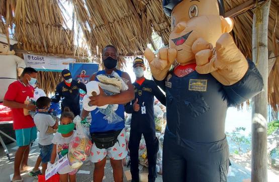 Armada de Colombia y la Reserva Naval entregan ayudas humanitarias en la comunidad de Don Jaca - Magdalena 