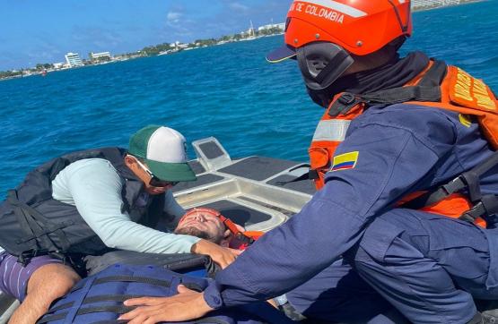 Armada de Colombia realiza evacuación de turista que sufrió accidente cuando practicaba deporte náutico