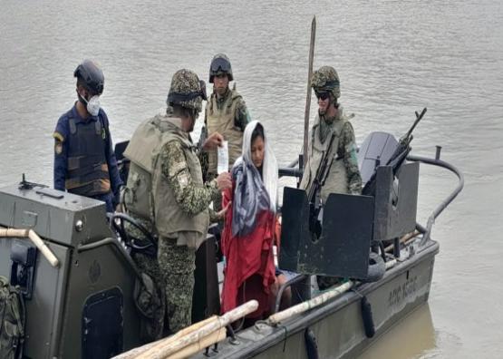 Armada de Colombia evacuó a mujer indígena en delicado estado de salud y a su bebé recién nacido