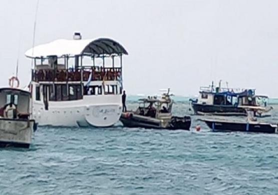 Buzos de la Armada de Colombia evitan hundimiento de embarcación turística en San Andrés