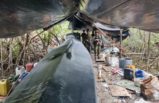 Fuerzas Militares hallan semisumergible al interior de un astillero artesanal en la costa pacífica caucana