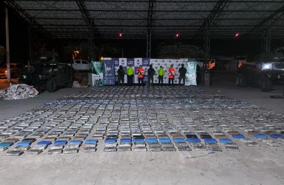 Armada de Colombia incauta alcaloide avaluado en más de 51 millones de dólares del Clan del Golfo, en Cordoba