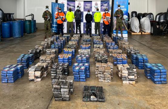 Armada de Colombia intercepta lancha con 1,6 toneladas de cocaína en aguas del Caribe colombiano