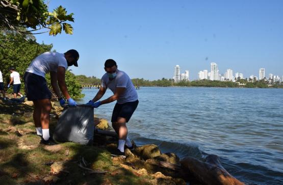 Cerca de una tonelada de residuos fueron extraídos en la isla de Manzanillo por la Escuela Naval de Cadetes
