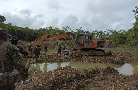 Armada de Colombia neutraliza maquinaria empleada para minería ilegal en el Chocó